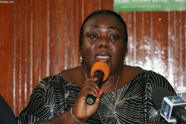 Assainissement des écoles - Anne Ouloto commence le nettoyage